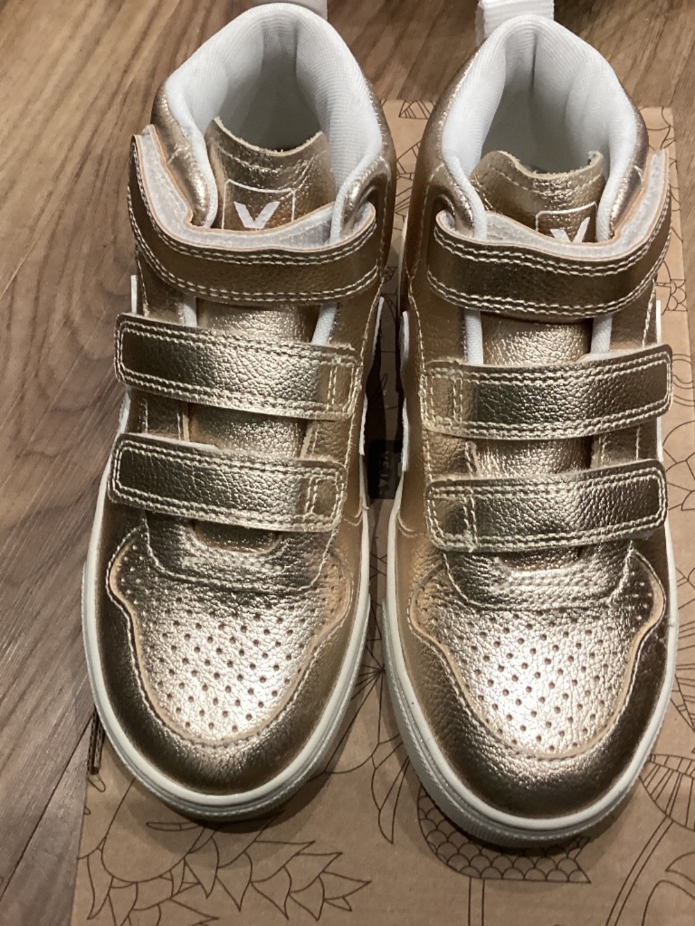 Veja Small V-10 Mid Leather Size 2